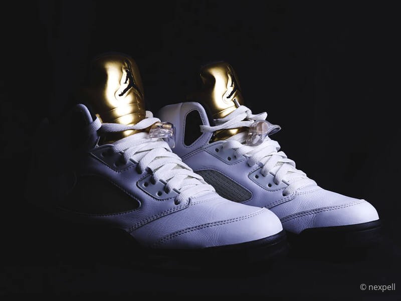 Leuchtende Hafenfassaden mit Spiegelung im Abendwasser