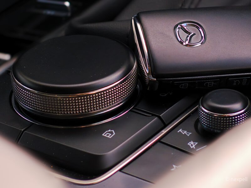 Alter Steinturm ragt aus dichter Wolkendecke empor