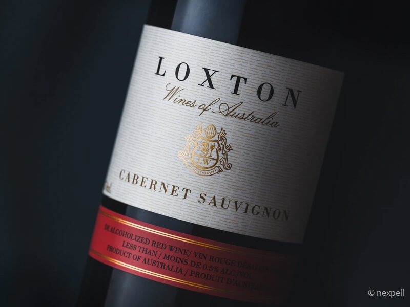 Schmaler Weg durch goldenes Sommergras unter weitem Himmel