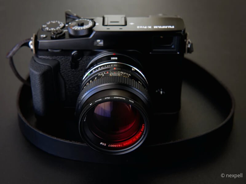 Stahlbruecke ueber Fluss im hellen Morgendunst