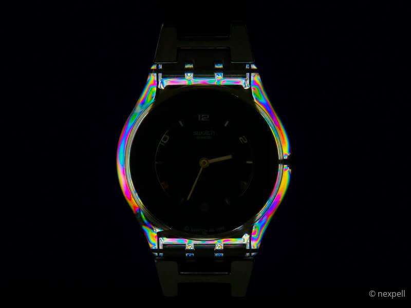 Natuerlicher Steinbogen an rauer Kueste mit Brandung