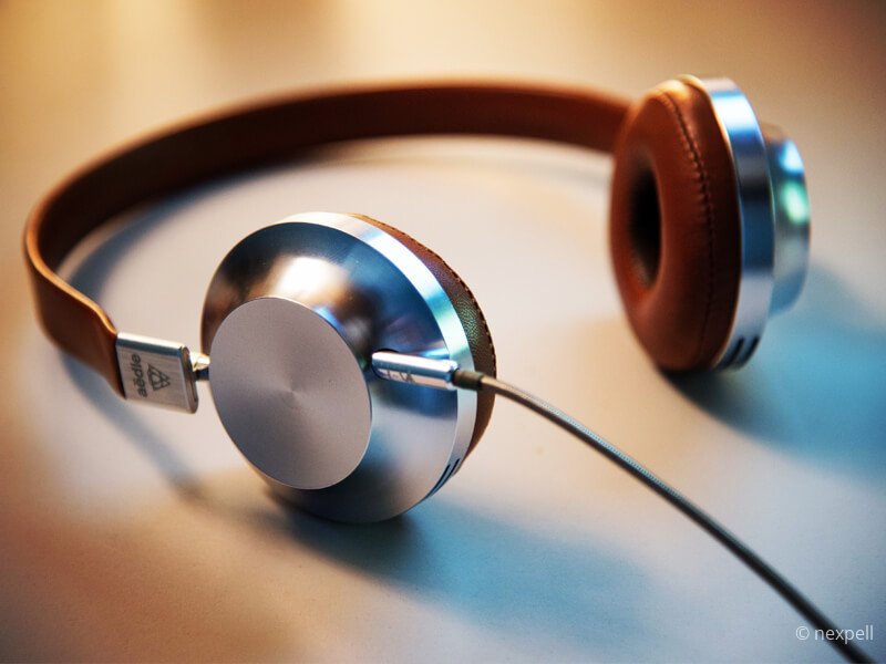 Nasse Altstadtgasse mit warmen Laternen bei Regen